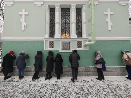 Верующие молятся день памяти Святой Блаженной Ксении Петербургской в Санкт-Петербурге