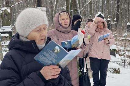 Верующие молятся день памяти Святой Блаженной Ксении Петербургской в Санкт-Петербурге