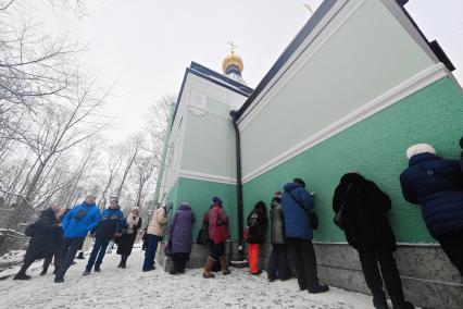 Верующие молятся день памяти Святой Блаженной Ксении Петербургской в Санкт-Петербурге