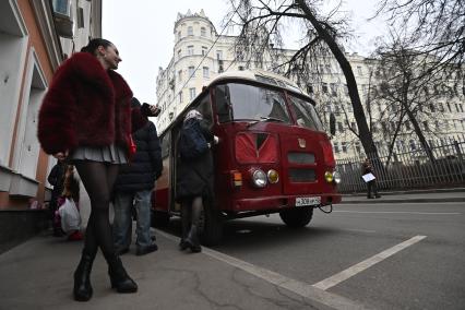 Автобус с розами в Москве