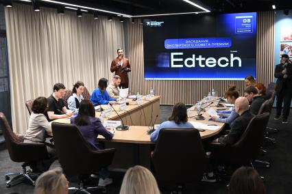 Заседание экспертного совета премии \"Я знаю: Edtech\" в редакции КП