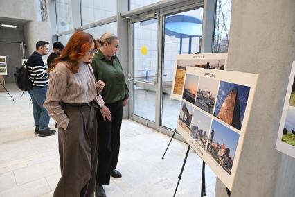 Открытие фотовыставки \"Мир глазами жен российских дипломатов\" в Москве