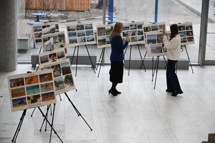 Открытие фотовыставки \"Мир глазами жен российских дипломатов\" в Москве