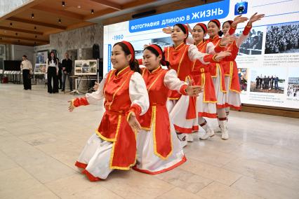 Открытие фотовыставки \"Мир глазами жен российских дипломатов\" в Москве