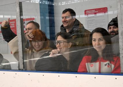 Дети на хоккейной тренировке в СК Вымпел