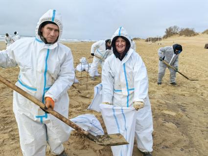 Волонтеры убирают пляж в Анапе после разлива мазута в Черном море