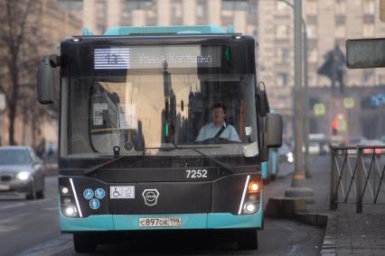 Последствия ДТП, где из-за наезда автобуса на остановку погиб один человек