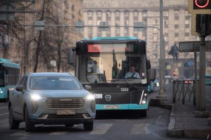 Последствия ДТП, где из-за наезда автобуса на остановку погиб один человек