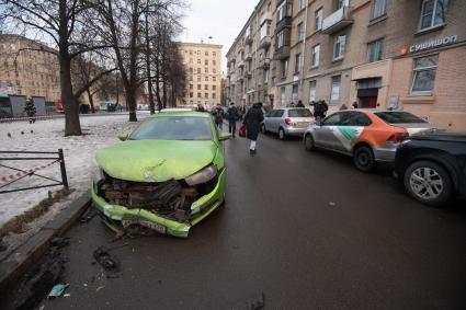 Последствия ДТП, где из-за наезда автобуса на остановку погиб один человек