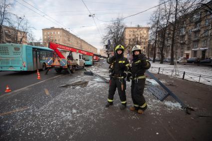 Последствия ДТП, где из-за наезда автобуса на остановку погиб один человек