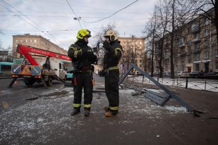 Последствия ДТП, где из-за наезда автобуса на остановку погиб один человек