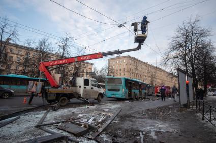 Последствия ДТП, где из-за наезда автобуса на остановку погиб один человек