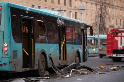 Последствия ДТП, где из-за наезда автобуса на остановку погиб один человек