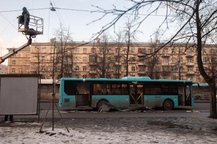 Последствия ДТП, где из-за наезда автобуса на остановку погиб один человек