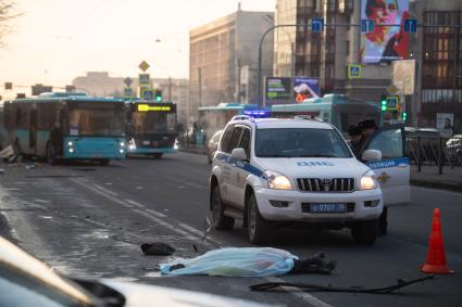 Последствия ДТП, где из-за наезда автобуса на остановку погиб один человек