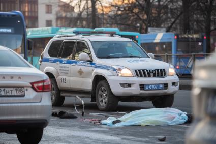 Последствия ДТП, где из-за наезда автобуса на остановку погиб один человек