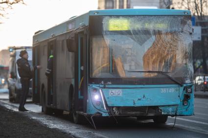 Последствия ДТП, где из-за наезда автобуса на остановку погиб один человек