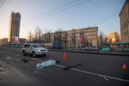 Последствия ДТП, где из-за наезда автобуса на остановку погиб один человек