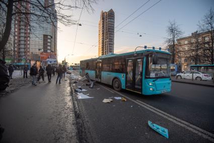 Последствия ДТП, где из-за наезда автобуса на остановку погиб один человек