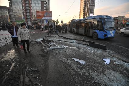 Последствия ДТП, где из-за наезда автобуса на остановку погиб один человек