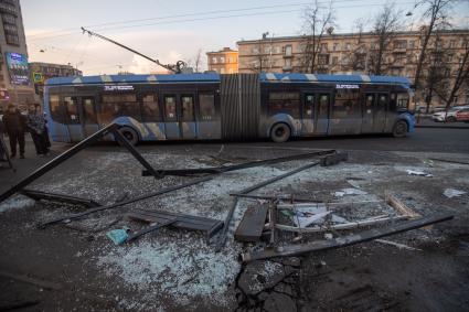 Последствия ДТП, где из-за наезда автобуса на остановку погиб один человек