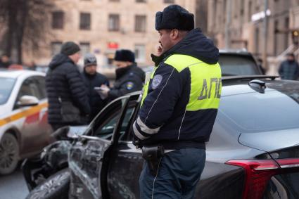 Последствия ДТП, где из-за наезда автобуса на остановку погиб один человек