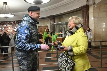 Ежегодная акция Вам, любимые\" на станции метро \"Курская\"