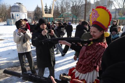 На Масленицу в Донецке сожгли чучела Макрона, Джонсона и фон дер Ляйен