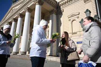 Волонтеры раздают цветы женщинам 8 марта