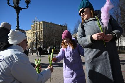 Волонтеры раздают цветы женщинам 8 марта