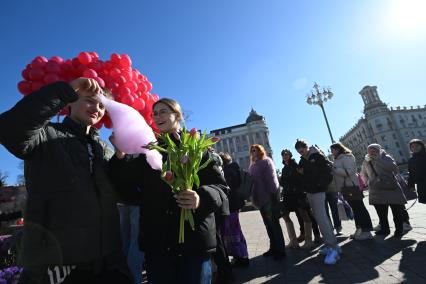 Волонтеры раздают цветы женщинам 8 марта