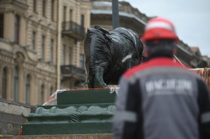 Возвращение скульптур львов на Дворцовую пристань в Петербурге