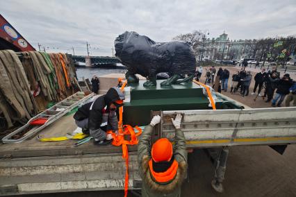 Возвращение скульптур львов на Дворцовую пристань в Петербурге