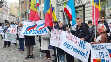 Митинг в поддержку главы Гагаузии Евгении Гуцул у посольства Молдавии