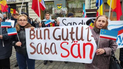 Митинг в поддержку главы Гагаузии Евгении Гуцул у посольства Молдавии
