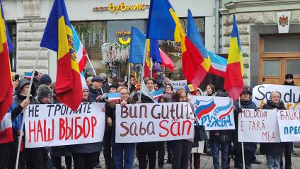 Митинг в поддержку главы Гагаузии Евгении Гуцул у посольства Молдавии