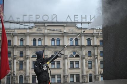 Помывка обелиска Город Герой - Ленинград\" в Петербурге