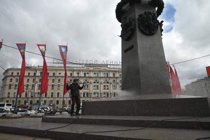 Помывка обелиска Город Герой - Ленинград\" в Петербурге