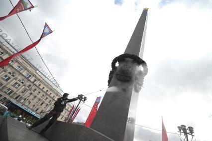 Помывка обелиска Город Герой - Ленинград\" в Петербурге