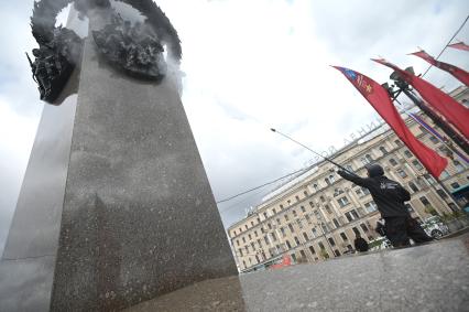 Помывка обелиска Город Герой - Ленинград\" в Петербурге