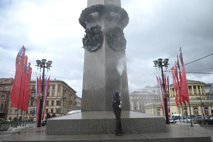 Помывка обелиска Город Герой - Ленинград\" в Петербурге