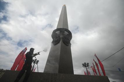 Помывка обелиска Город Герой - Ленинград\" в Петербурге
