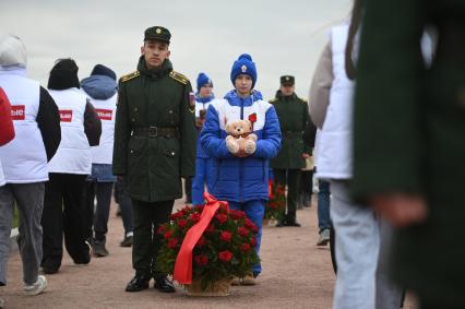 Возложение цветов к мемориальному комплексу Невский пятачок\"
