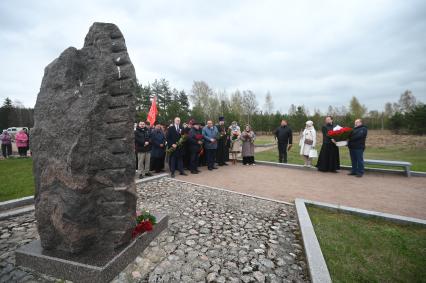 Возложение цветов к мемориальному комплексу Невский пятачок\"