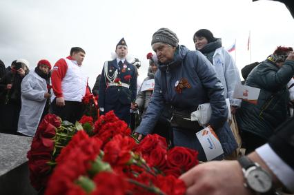 Зажжение вечного огня в рамках акции Храним огонь Победы\" в Петербурге