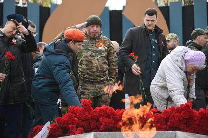 Зажжение вечного огня в рамках акции Храним огонь Победы\" в Петербурге