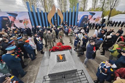 Зажжение вечного огня в рамках акции Храним огонь Победы\" в Петербурге