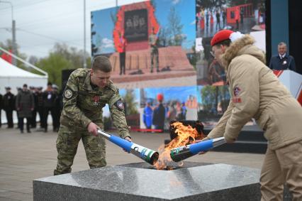 Зажжение вечного огня в рамках акции Храним огонь Победы\" в Петербурге