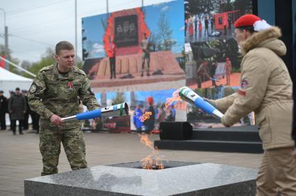 Зажжение вечного огня в рамках акции Храним огонь Победы\" в Петербурге