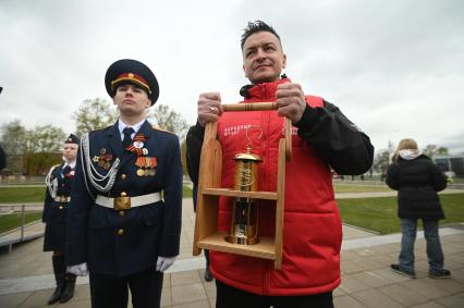 Зажжение вечного огня в рамках акции Храним огонь Победы\" в Петербурге